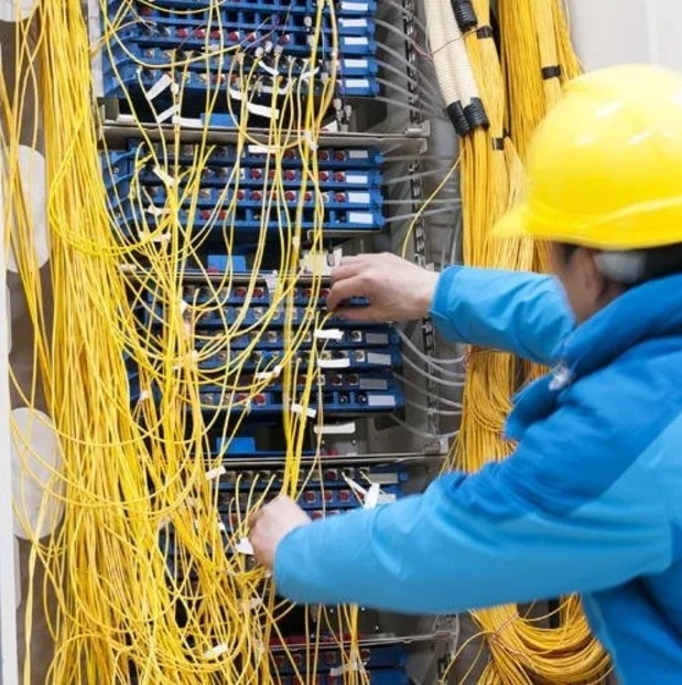 4コア 室内 FTTH ドロップケーブル GJXH/GJXFH 弓型鋼/FRP 強度メンバー