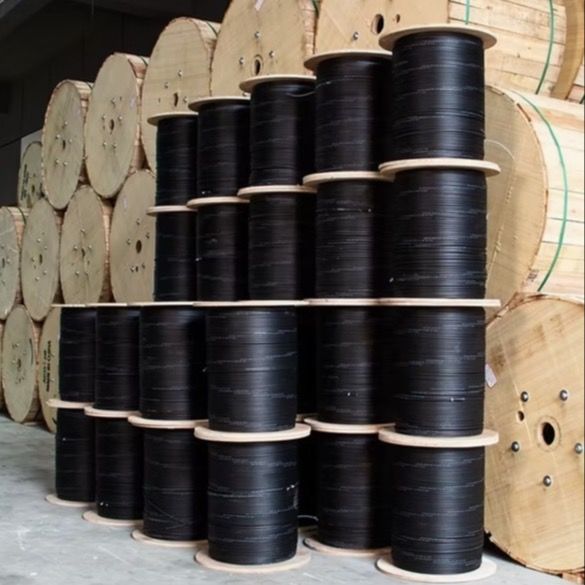 黒い伝達線 FTTH光ケーブル,4コア,通信建設に使用される