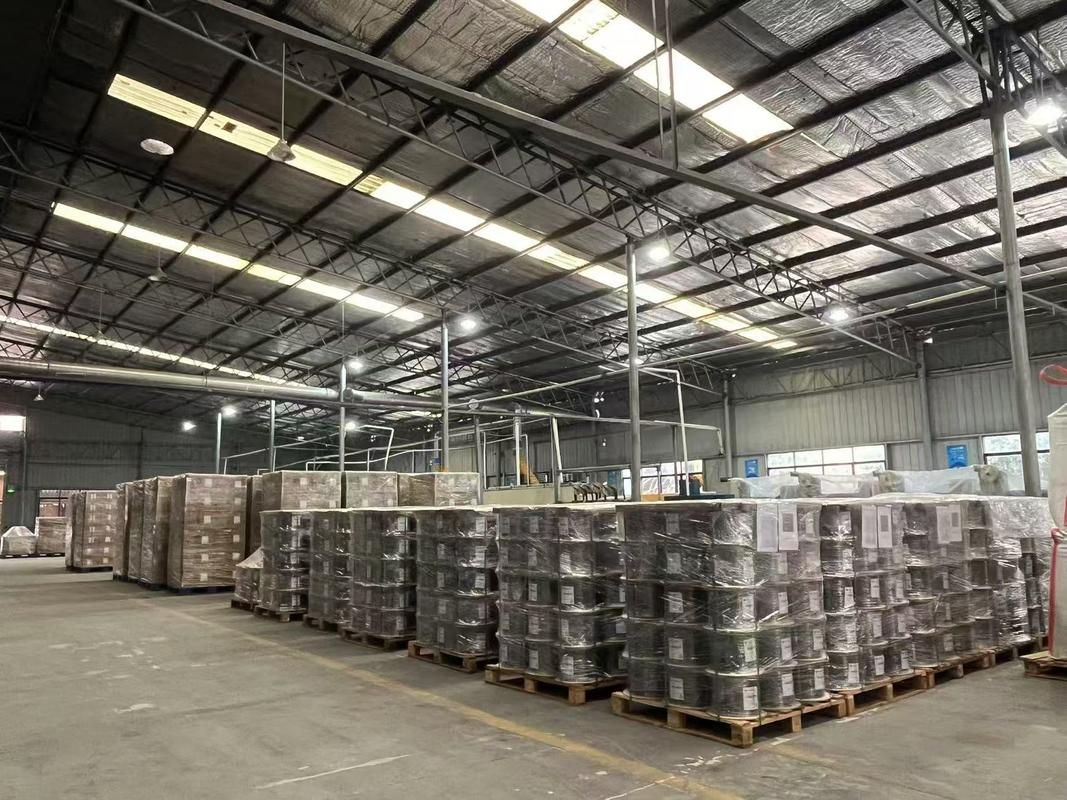 FTTHドロップケーブル用、金属補強LSZHシースおよび亜鉛メッキ鋼ロープ付き自己支持型バタフライ光ファイバーケーブル