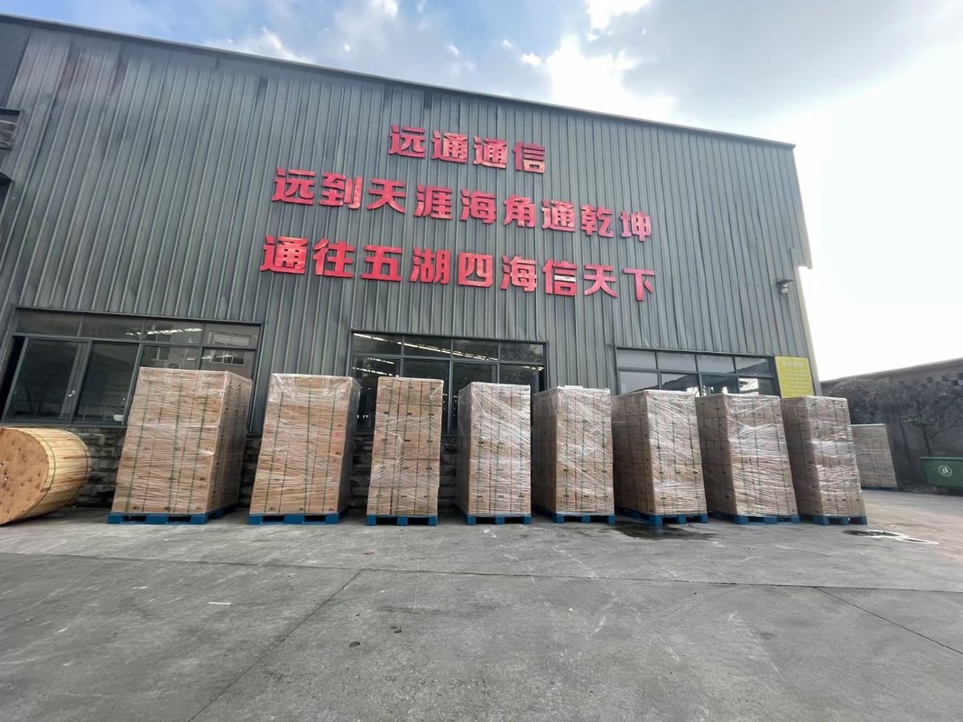 FTTHドロップケーブル用、金属補強LSZHシースおよび亜鉛メッキ鋼ロープ付き自己支持型バタフライ光ファイバーケーブル