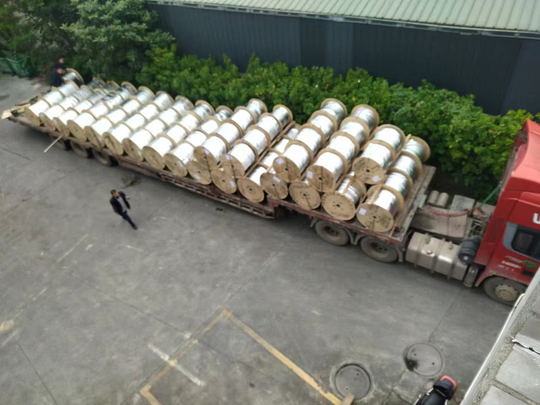 FTTHドロップケーブル用、金属補強LSZHシースおよび亜鉛メッキ鋼ロープ付き自己支持型バタフライ光ファイバーケーブル